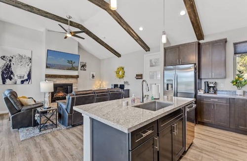 Williams House | Grand Canyon Getaway - Spacious 2BR/2BA Home - Next to golf course - Game room