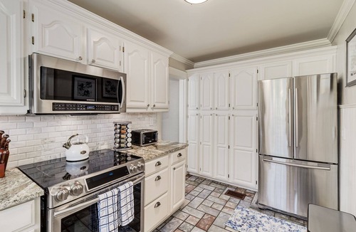 Lakeland House | Grand Colonial Home for Group Stays ~ Sleeps 16+ ~ 4 min walk to FSC