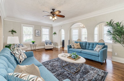 Lakeland House | Grand Colonial Home for Group Stays ~ Sleeps 16+ ~ 4 min walk to FSC