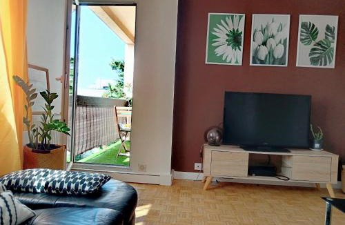 Bondy Apartment | GRAND PARIS, private parking, balcony and metro, 24 hours self checking