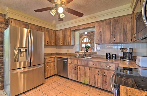 Valrico House | Grand Valrico Home w/Deck, Fire Pit & Yard!