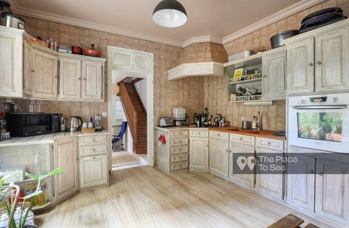 Les Puces de Saint-Ouen House | Grande Maison Très Calme de 160m2 Avec sa Cour Privée à 5 Minutes du Métro