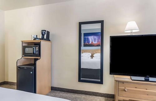 Palm Valley Hotel | Great Escape in Red Lion Inn & Suites Goodyear Phoenix! Parking, Breakfast, Pool