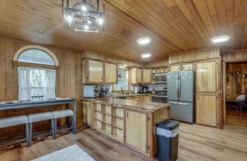White House | Great for Groups! Spacious Melcroft Home w/Deck
