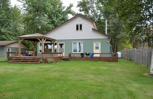 Callander Cottage | Great location and cozy cottage. Ice fishing. Walk in water entrance. Weed free