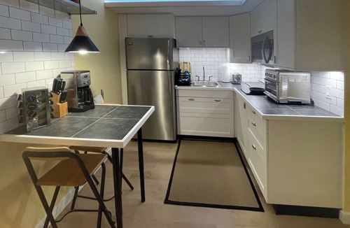 Oakwood Village Apartment | Great Mid-Town Toronto Bachelor Suite Convenient to Downtown and Airport