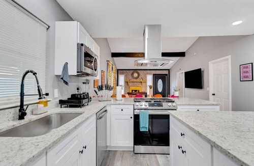 Jan Phyl Village House | Groovy Playhouse Getaway 4 bdrm near Legoland