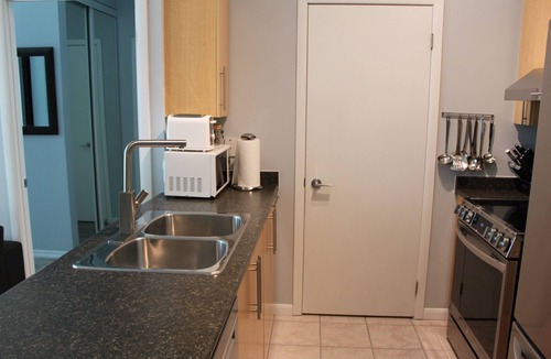 Fort York Condo | *Ground Floor 2BR 2BA Patio/Pool/Gym/BBQ/Prkg/Lake *Famous Waterpark City Condos