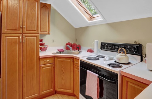 New Bloomfield Apartment | Guest house above garage in the countryside