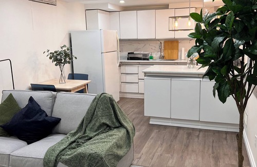 Mississauga House | Guest Suite - Cozy 1-bedroom basement with parking