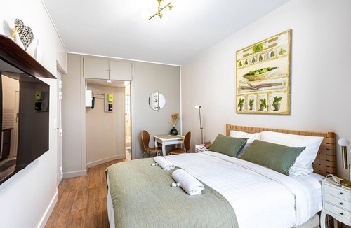 Les Puces de Saint-Ouen Apartment | GuestReady - Modern cosy stay near attractions