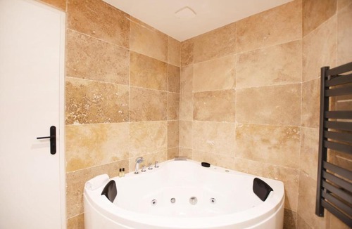 Quartier de la Porte-Saint-Denis Apartment | GuestReady - Studio with Jacuzzi in the 10 th