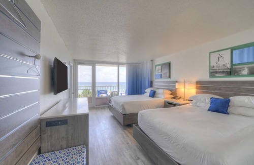Fort Walton Beach Hotel | Gulf Breeze Escape with Pools Near Island Attractions | 3 Units