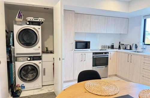 Riccarton House | Hagley Park Base | Parking + EV plug-in - Bookahome