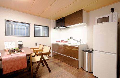 Shinjuku Villa | Haku B Hotel is a light-filled Japanese-style guesthouse/Tokyo's cold winters/Rare warmth in all rooms/Located in the heart of Shinjuku/Only a 4-minute walk from East Shinjuku/Maximum occupancy of 6 people/Completely renovated.