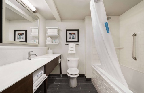 Touro Hotel | Hampton Inn New Orleans-St. Charles Ave./Garden District