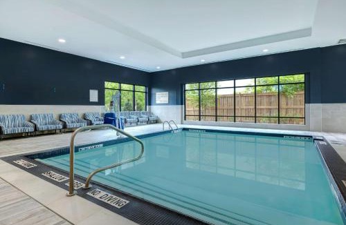 Burlington Hotel | Hampton Inn & Suites Burlington, Ontario, Canada