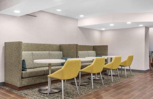 Church and Wellesley Hotel | Hampton Inn & Suites by Hilton Toronto Downtown