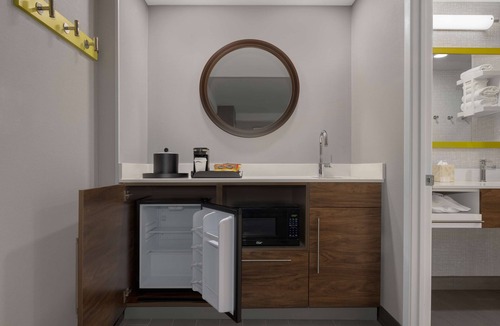 Church and Wellesley Hotel | Hampton Inn & Suites by Hilton Toronto Downtown