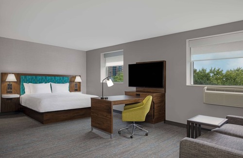 Church and Wellesley Hotel | Hampton Inn & Suites by Hilton Toronto Downtown