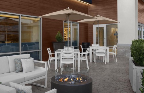 East Farmingdale Hotel | Hampton Inn & Suites By Hilton Long Island Farmingdale