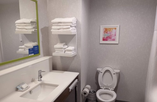 New Stanton Hotel | Hampton Inn & Suites Pittsburgh New Stanton