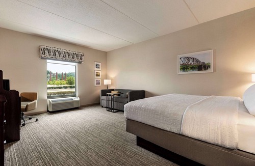 West Homestead Hotel | Hampton Inn & Suites Pittsburgh/Waterfront-West Homestead