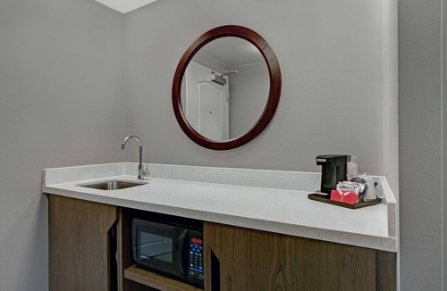 Eastside Hotel | Hampton Inn & Suites Syracuse Dewitt