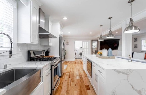 Huntington House | Hamptons Style Living Walk to Cafe Deck