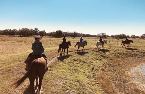 River Ranch House | Happy Glamplng-Stocked RV sleeps 6 w/ golf cart