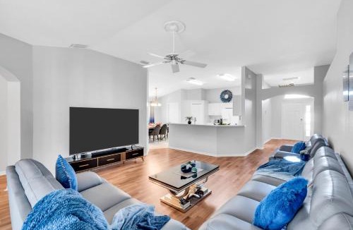 Boyette Springs House | Happy place! 2 king beds, hot tub, free parking