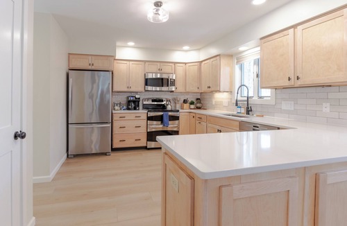 Park Forest Village House | Happy Valley Retreat ~ Epic Game Room ~ 130" TV Wall ~ 10 min to Campus/Downtown