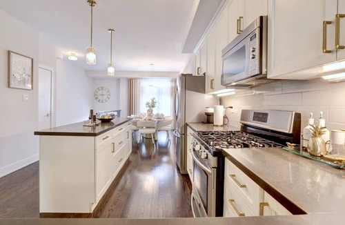 Lakeview Apartment | Heart of Port Credit | Lakefront,Dining & Shopping