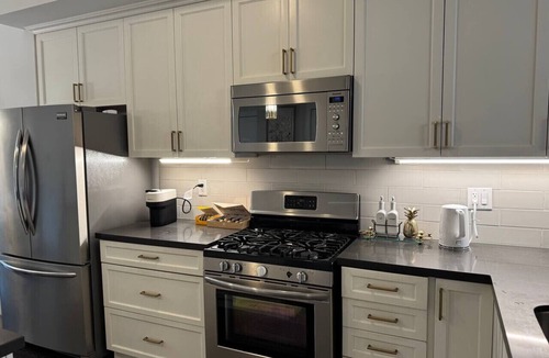 Lakeview Apartment | Heart of Port Credit | Lakefront,Dining & Shopping