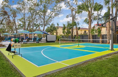 Town N County Park House | Heated Pool, Pickleball, basketball, putting green -3 King beds