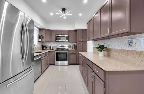 North Miami Beach House | Heated Pool Tropical Backyard 3BR, 12 min to Ocean
