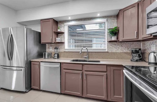 North Miami Beach House | Heated Pool Tropical Backyard 3BR, 12 min to Ocean