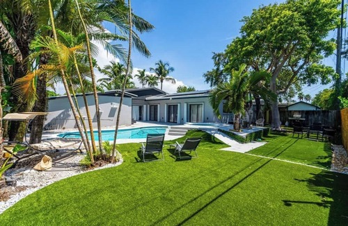 North Miami Beach House | Heated Pool Tropical Backyard 3BR, 12 min to Ocean