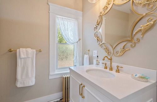 Baldwinsville Apartment | Heaton's Haven Suite B - Lovely apartment with king bed in a great location!
