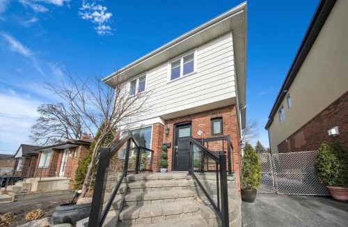 Birch Cliff House | Hidden 3BR Gem with Workspace, Fast wifi and Parking
