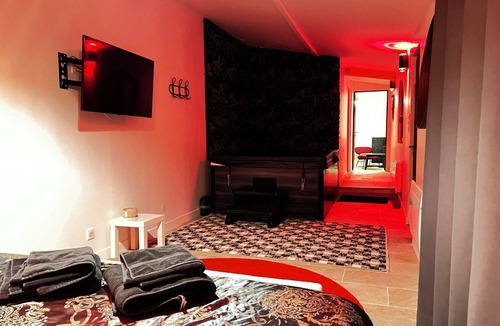 Chelles Bed & Breakfast | Hidden Love with private Jacuzzi!