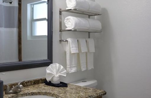 Lakeland Apartment | Hidden Sapphire-Apartment with Kitchen and Laundry