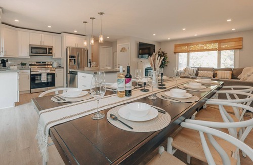 Midland House | Hideaway Bungalow Retreat w/Privat Hot Tub & Fire Table + Fire Pit!