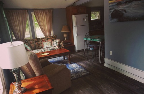 Faraday Cottage | HIDEAWAY - COZY 2 BEDROOM WATERFRONT COTTAGE SPRING, SUMMER 2025 AVAILABILITY!