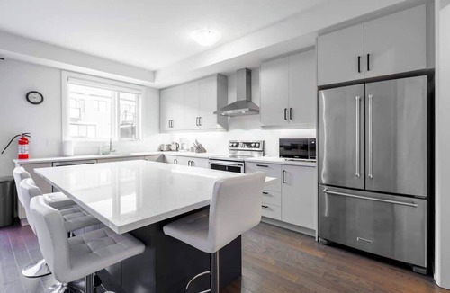 Aurora House | High ceiling home In Newmarket