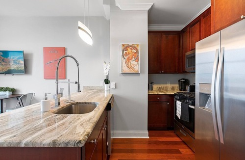 Olde Kensington Apartment | High-End 1BR w/Rooftop Amenities