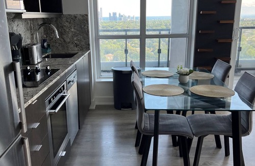 Norseman Heights Apartment | High End 6 people Apartment Islington Etobicoke