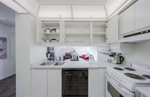 Bay Street Corridor Apartment | High Floor Bay Street 1 Bedroom 1 Bathroom CITY VIEW condo (Sleeps 4) w. Balcony