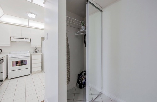 Bay Street Corridor Apartment | High Floor Bay Street 1 Bedroom 1 Bathroom CITY VIEW condo (Sleeps 4) w. Balcony