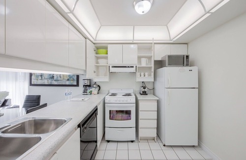 Bay Street Corridor Apartment | High Floor Bay Street 1 Bedroom 1 Bathroom CITY VIEW condo (Sleeps 4) w. Balcony